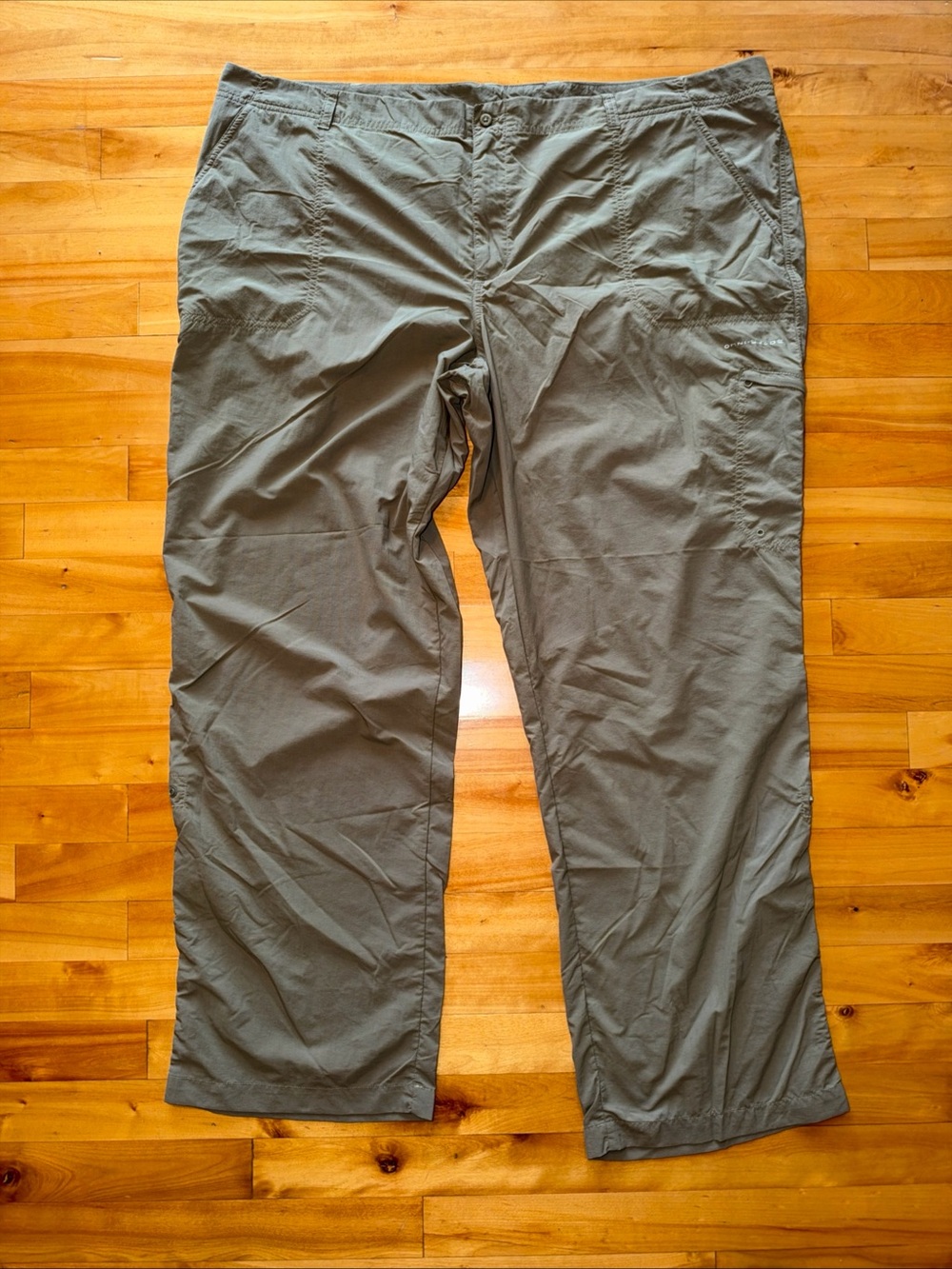 Columbia Omni-Shade Pants Womens 24W Tan Khaki Nylon Hiking Travel 31” Inseam